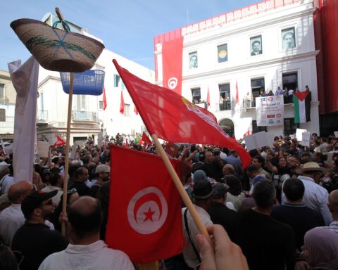 Grandi proteste in Tunisia contro il presidente autoritario Kaïs Saïed e la crisi economica