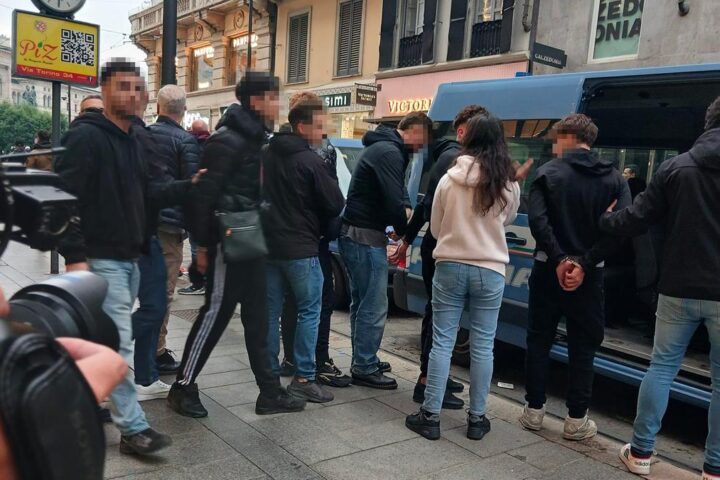 Guerriglia a Milano: devastazioni e saccheggi al Duomo, 60 ragazzi portati in Questura
