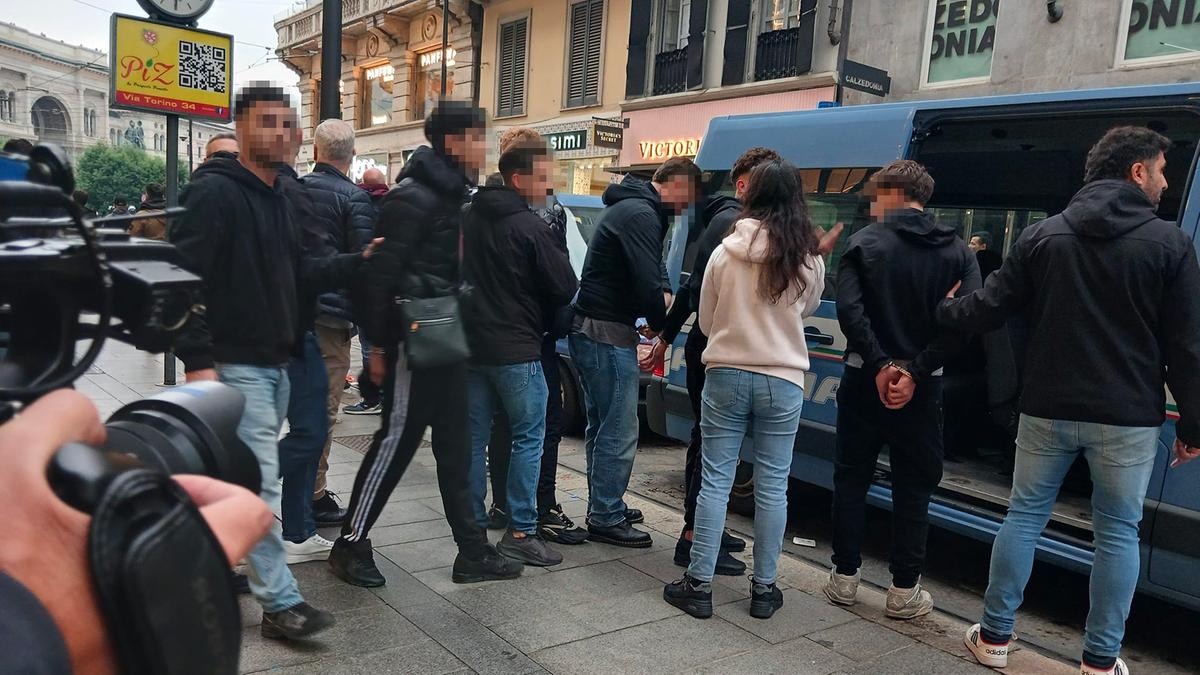 Guerriglia a Milano: devastazioni e saccheggi al Duomo, 60 ragazzi portati in Questura