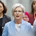 Helen Haines, parlamentare australiana, subisce l’amputazione della gamba destra dopo investita deliberatamente
