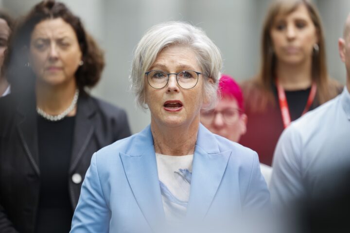 Helen Haines, parlamentare australiana, subisce l’amputazione della gamba destra dopo investita deliberatamente