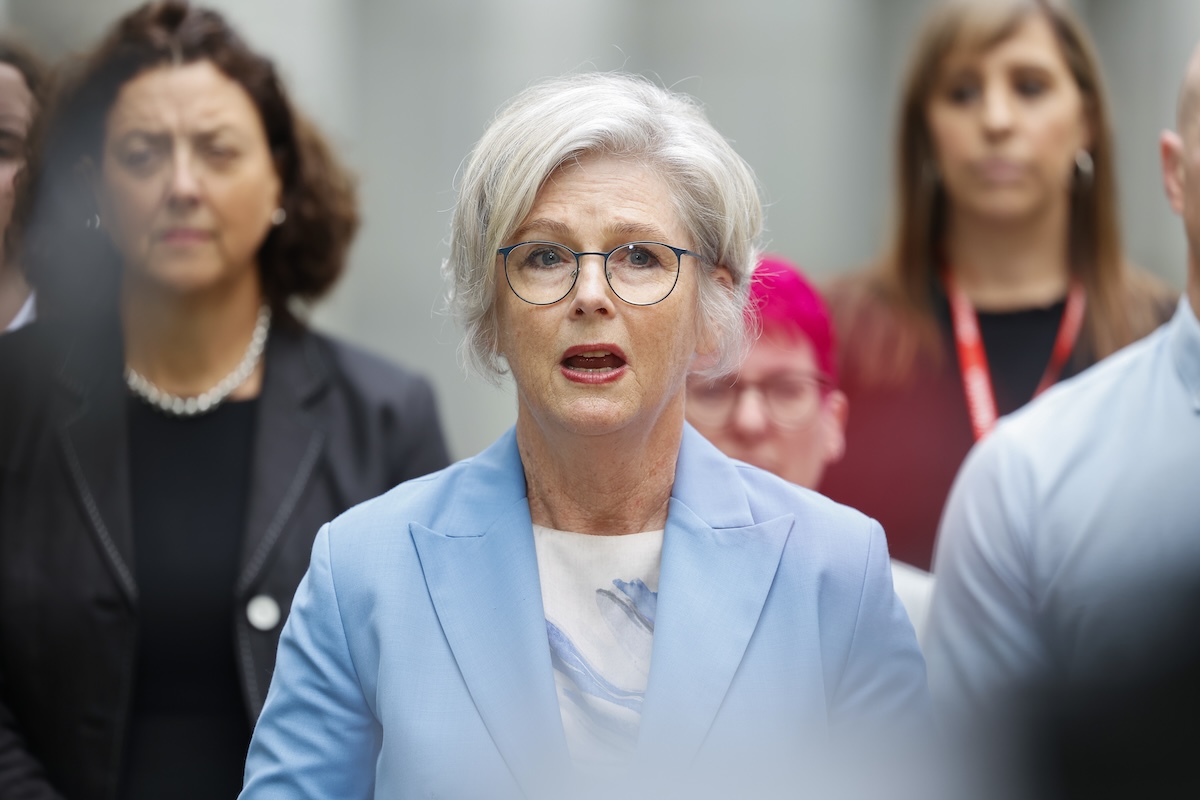 Helen Haines, parlamentare australiana, subisce l’amputazione della gamba destra dopo investita deliberatamente