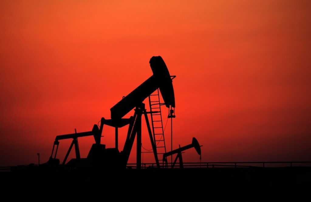 I paesi del G7 rilasciano 100 milioni di barili di gasolio dalle riserve per contrastare l'aumento dei prezzi globali