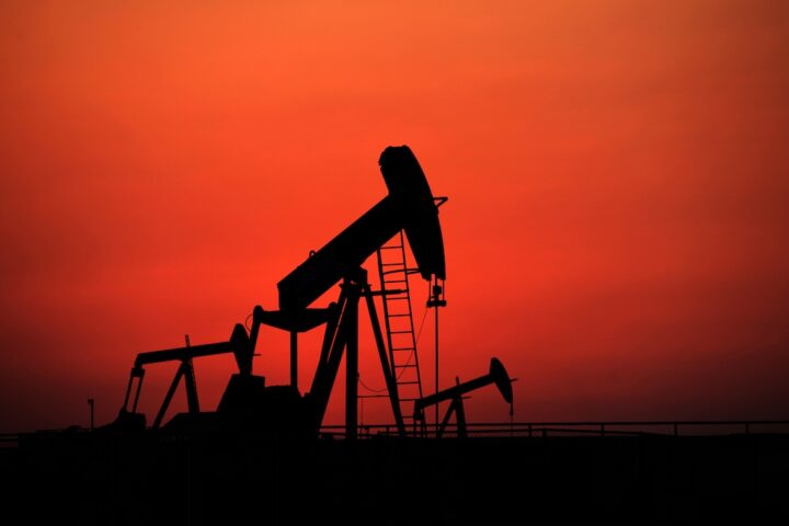 I paesi del G7 rilasciano 100 milioni di barili di gasolio dalle riserve per contrastare l'aumento dei prezzi globali