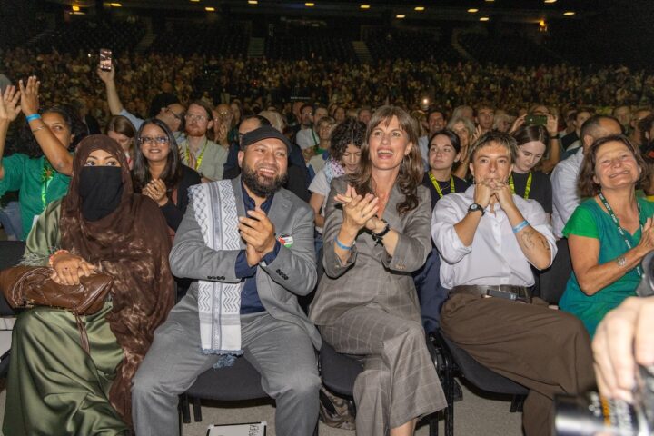 I Verdi britannici approvano mozione radicale che equipara sionismo a razzismo durante convention annuale