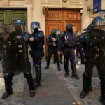 Il governo francese sospende l'uso di granate stordenti contro le proteste studentesche dopo un grave incidente