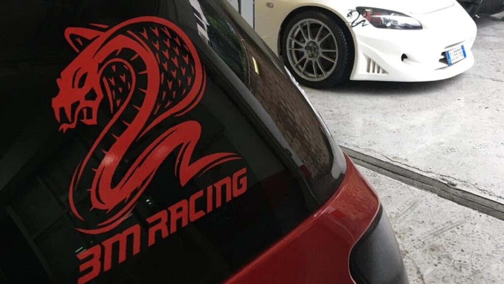 Il meccanico di Roma svela il legame tra minicar e adesivo del cobra rosso