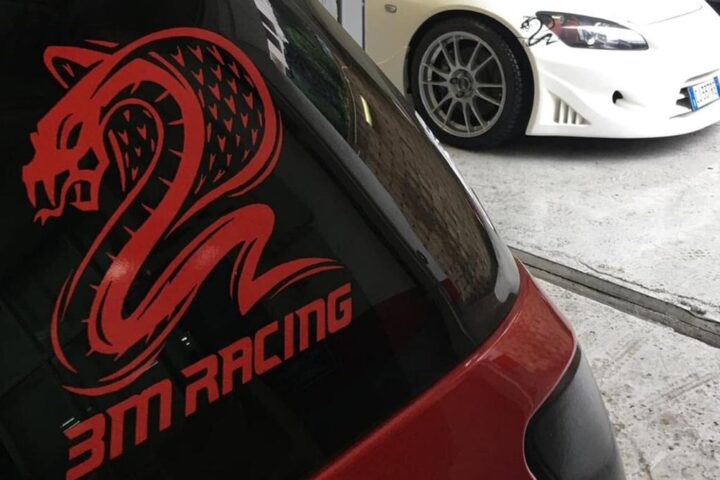 Il meccanico di Roma svela il legame tra minicar e adesivo del cobra rosso