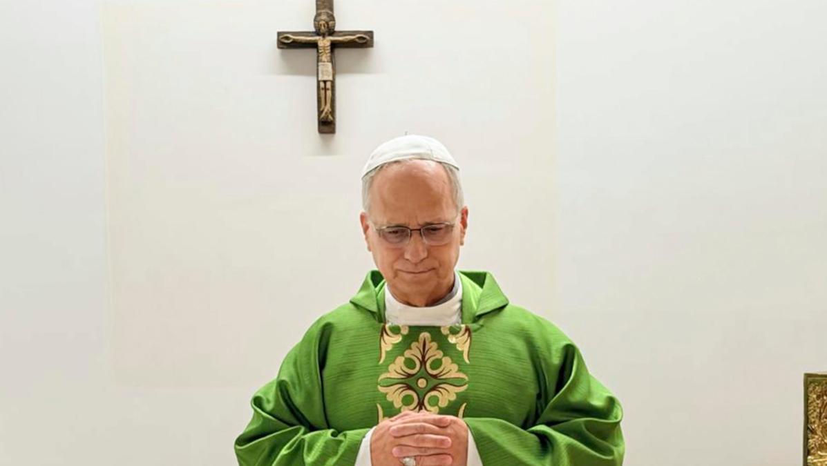 Il Papa celebra la messa al Gemelli: foto rivelatrici e reazioni alle parole di Parolin