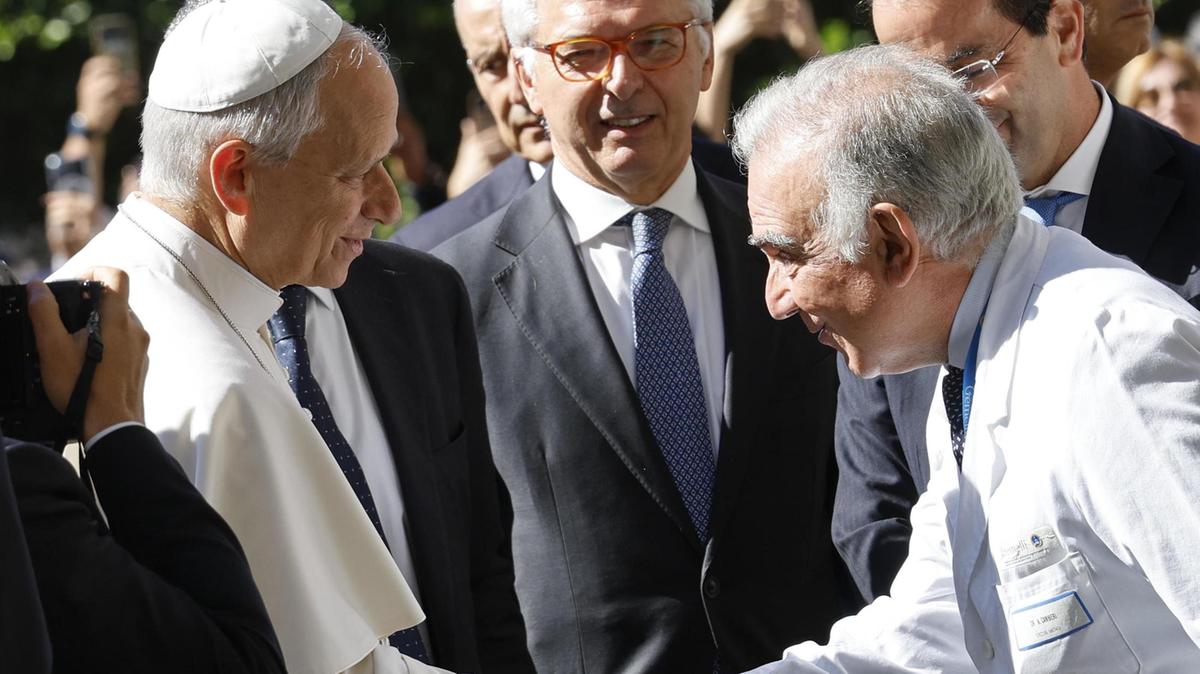 Il Papa operato per adenocarcinoma: attesa per l'esame istologico definitivo