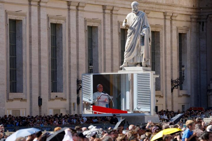 Il Papa prosegue le attività quotidiane dopo l'annuncio di un nodulo al polmone