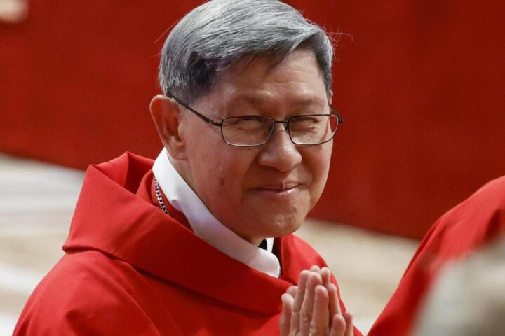 Il Papa resta in carica nonostante l'intervento chirurgico, il cardinale Tagle presiede la messa