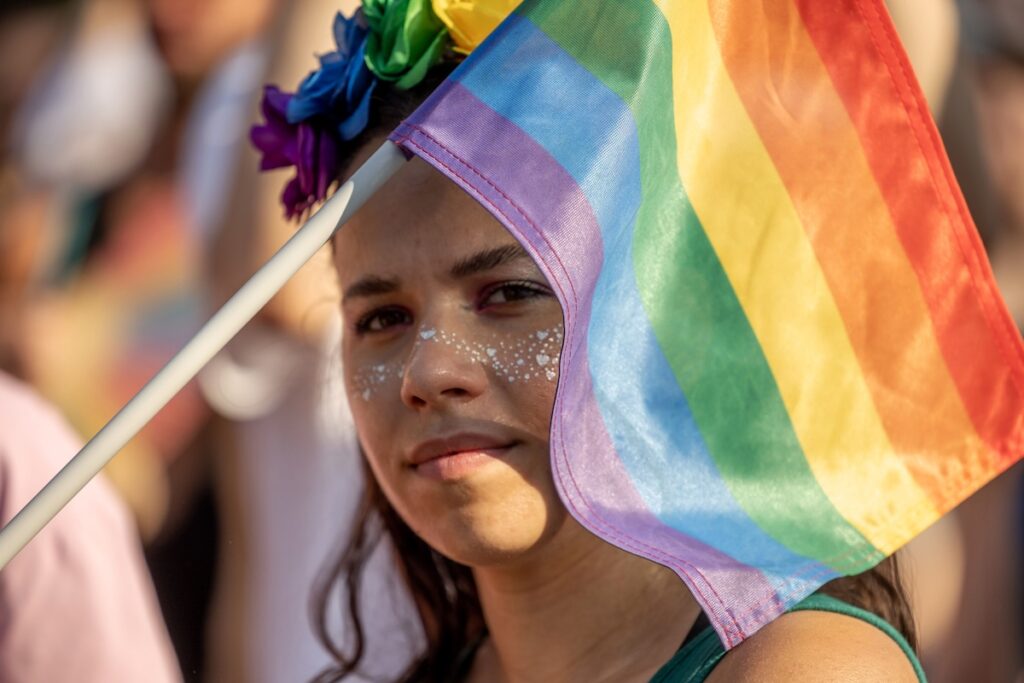 Il parlamento ungherese approva modifica alla legge controversa del 2021 sui diritti LGBTQ+