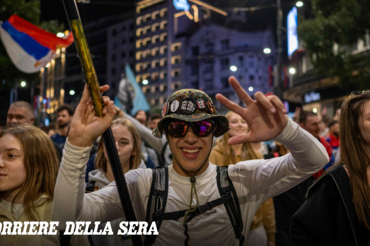 Il significato controverso del saluto a tre dita degli studenti serbi dopo la vittoria elettorale