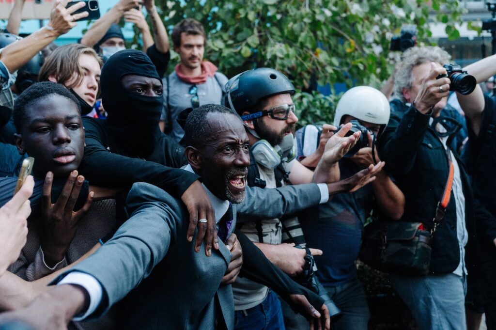 Il sindaco di Saint-Denis sostiene gli studenti in protesta contro la repressione della polizia