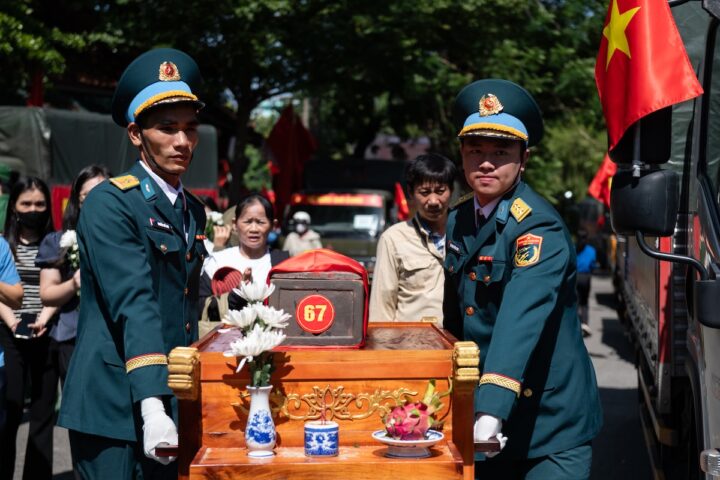 Il Vietnam seppellisce i resti di 731 combattenti uccisi nel 1968 durante l'offensiva del Têt