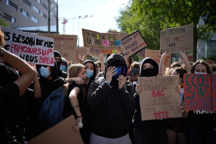 In Francia lunedì resteranno chiuse tra 400 e 500 scuole superiori per danni da proteste studentesche
