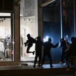 In Francia quasi 2.400 fermati e mille poliziotti feriti durante le proteste contro il carovita