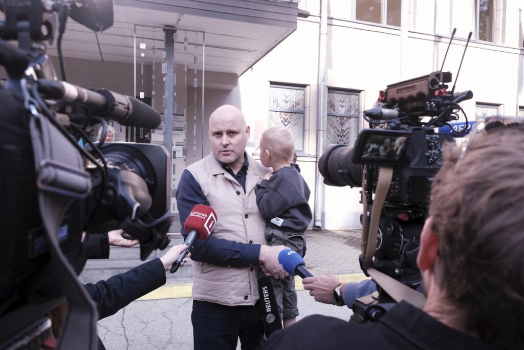 In Lettonia gli exit poll indicano un significativo vantaggio per il partito del primo ministro pro Ucraina, buoni risultati per i partiti filorussi