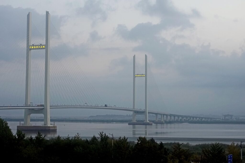 Inaugurato il nuovo ponte sul fiume Yalu tra Cina e Corea del Nord, segnale di crescita commerciale