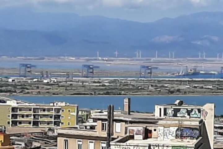 Incidente mortale al porto di Cagliari, autotrasportatore schiacciato da tubi durante lo scarico