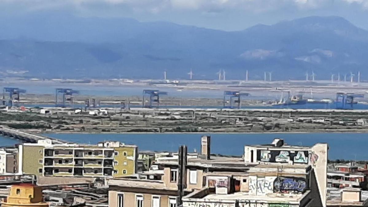 Incidente mortale al porto di Cagliari, autotrasportatore schiacciato da tubi durante lo scarico