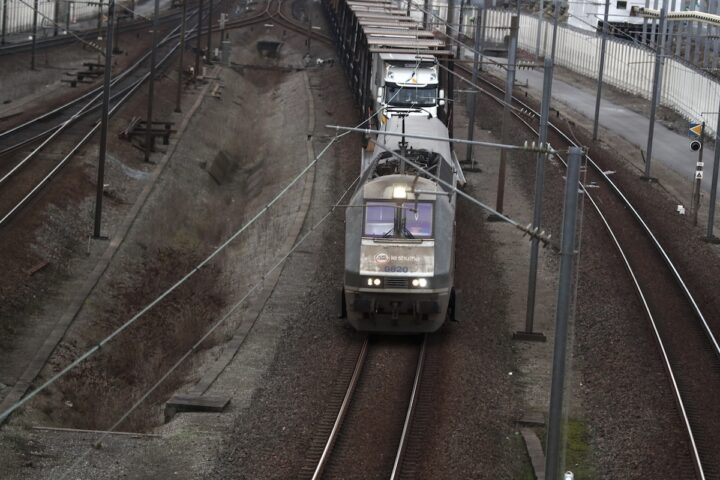 Incidente tra un bus e un treno all'ingresso del tunnel della Manica: 19 feriti