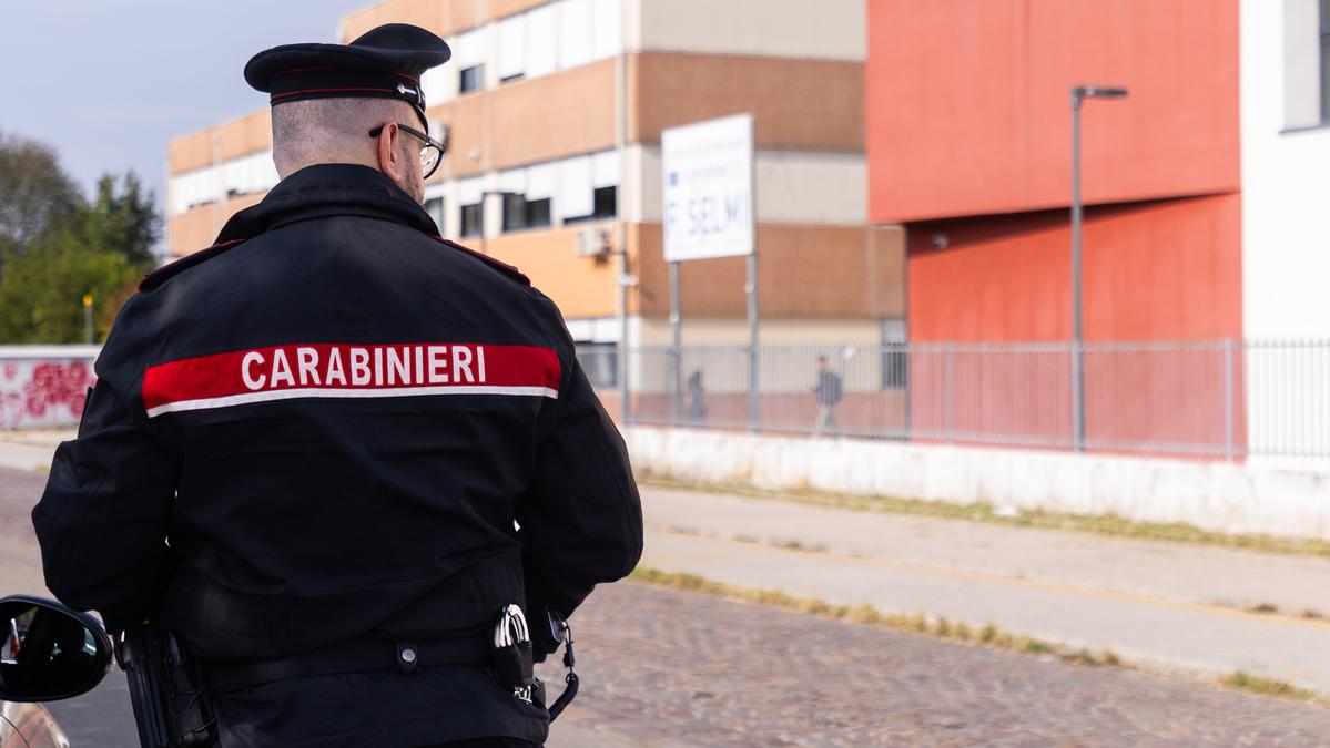 Insegnante aggredito da studente a Torino: colpito con calci, pugni e una sedia