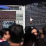 Jaan Roose attraversa un tratto di 160 metri a Seul su una slackline