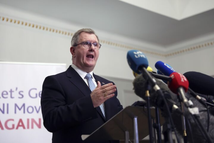 Jeffrey Donaldson accusato di violenza sessuale nel parlamento britannico dopo condanna per abusi