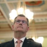 Jeffrey Donaldson condannato a 15 anni per abusi sessuali su minori in Irlanda del Nord