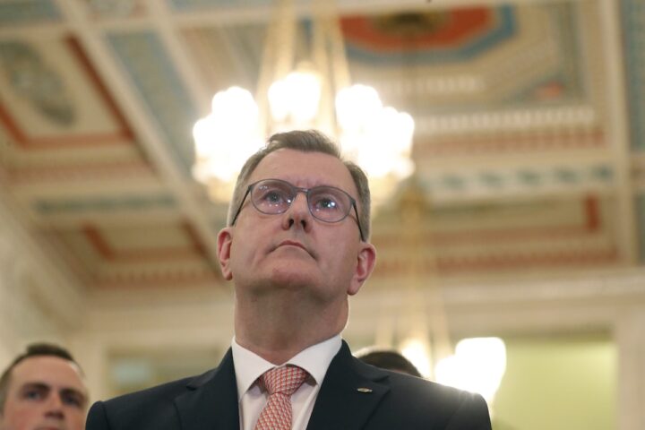 Jeffrey Donaldson condannato a 15 anni per abusi sessuali su minori in Irlanda del Nord