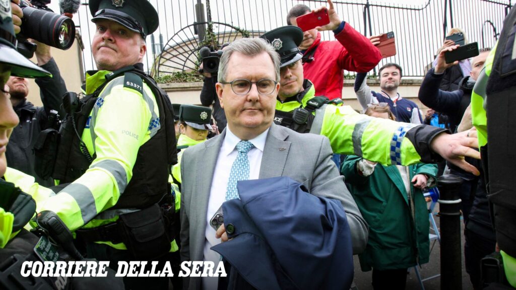 Jeffrey Donaldson, ex leader unionista nordirlandese, condannato a 15 anni per abusi su minorenni