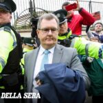 Jeffrey Donaldson, ex leader unionista nordirlandese, condannato a 15 anni per abusi su minorenni