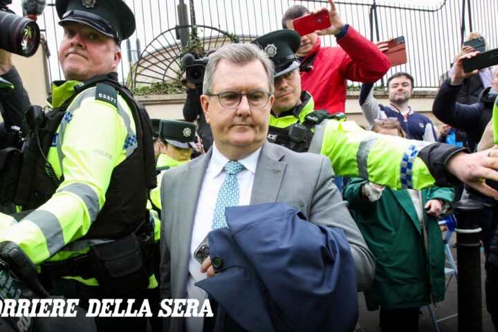 Jeffrey Donaldson, ex leader unionista nordirlandese, condannato a 15 anni per abusi su minorenni