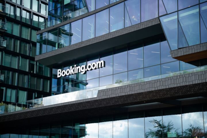 La Commissione europea apre un'indagine su Booking.com per insufficiente prevenzione delle truffe
