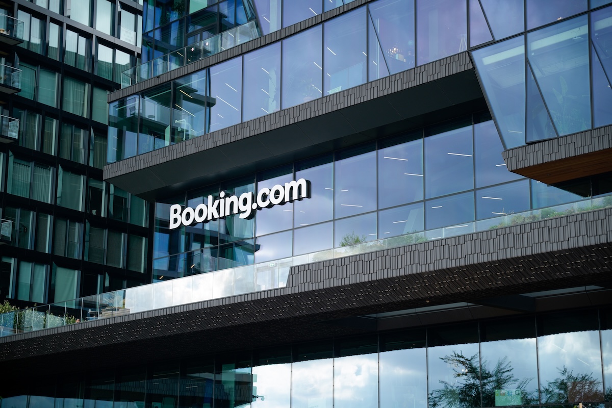 La Commissione europea apre un'indagine su Booking.com per insufficiente prevenzione delle truffe