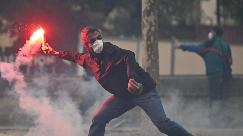 La Francia in crisi: Macron condanna la violenza e promette aiuto ai negozianti