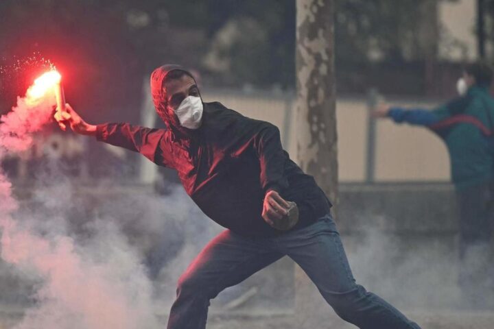La Francia in crisi: Macron condanna la violenza e promette aiuto ai negozianti