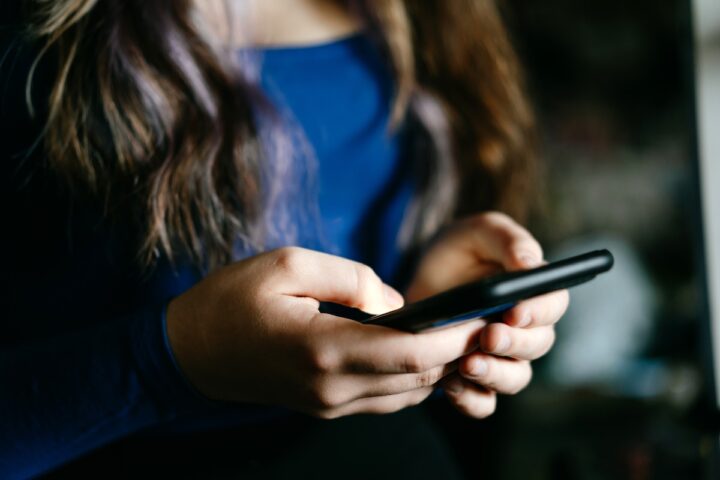 La Grecia approva divieto di utilizzare i social network per i minori di 15 anni dal 2027