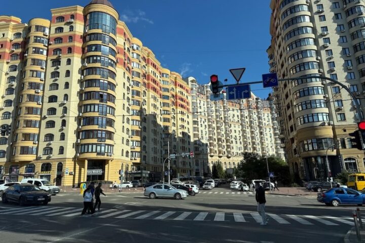 La guerra in Ucraina: vulnerabilità delle città e resistenza al fronte