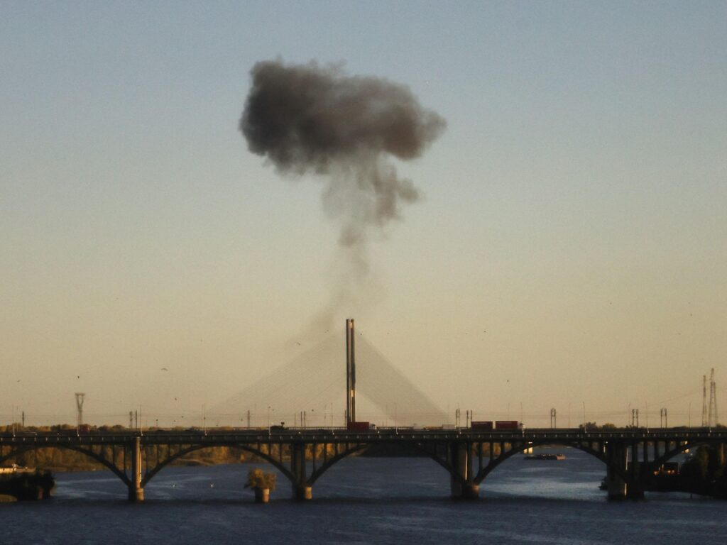 La nuova strategia di Putin: colpire Kiev per privarla di elettricità e riscaldamento