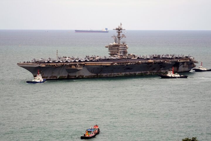 La portaerei USS Lincoln arriva a San Diego dopo 322 giorni di missione in Medio Oriente
