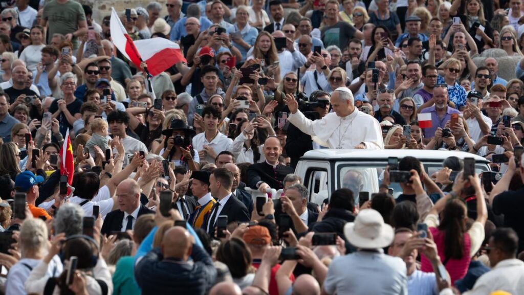 La preghiera dei fedeli per papa Leone XIV: fiducia nella sua rapida guarigione in piazza San Pietro