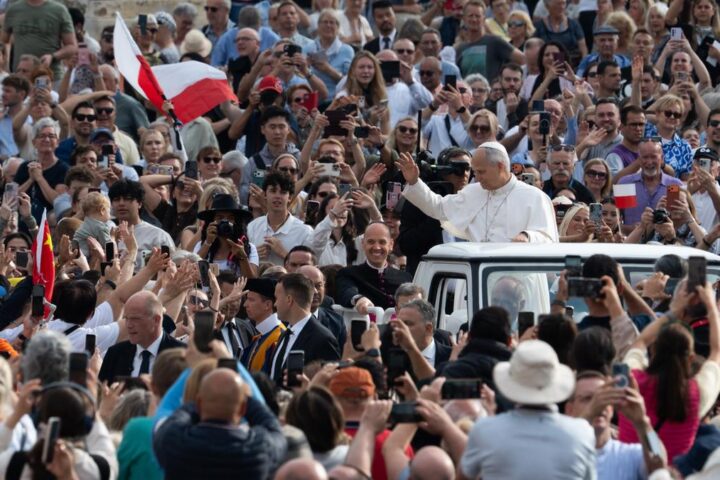 La preghiera dei fedeli per papa Leone XIV: fiducia nella sua rapida guarigione in piazza San Pietro