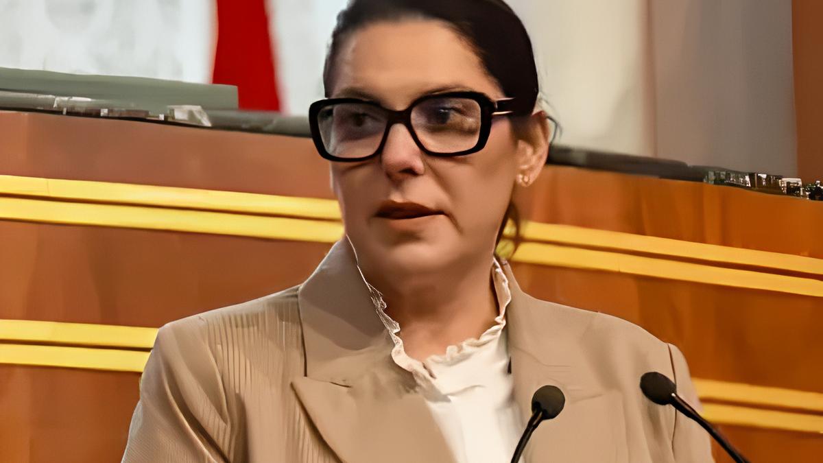 La premier del Marocco Fatima Ezzahra El Mansouri difende il potere femminile in Parlamento