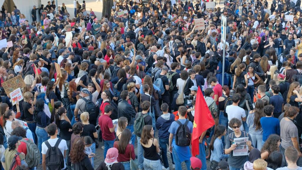 La protesta di Milano: migliaia di giovani chiedono dignità e salari giusti, nuovi cortei in arrivo in Europa