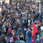 La protesta di Milano: migliaia di giovani chiedono dignità e salari giusti, nuovi cortei in arrivo in Europa
