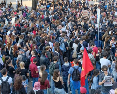 La protesta di Milano: migliaia di giovani chiedono dignità e salari giusti, nuovi cortei in arrivo in Europa