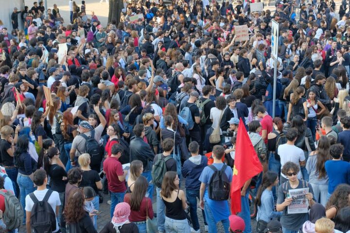 La protesta di Milano: migliaia di giovani chiedono dignità e salari giusti, nuovi cortei in arrivo in Europa
